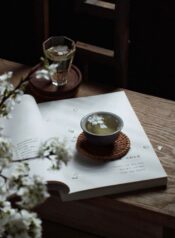 gió thoảng qua đồi trà hẻm truyện